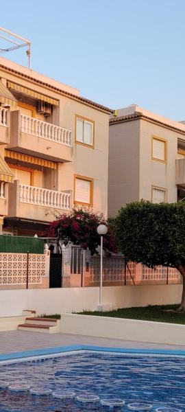 Apartamento bajo con terraza y piscina